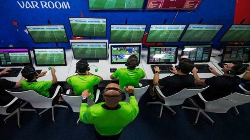 ماذا يعني فار VAR في كرة القدم؟