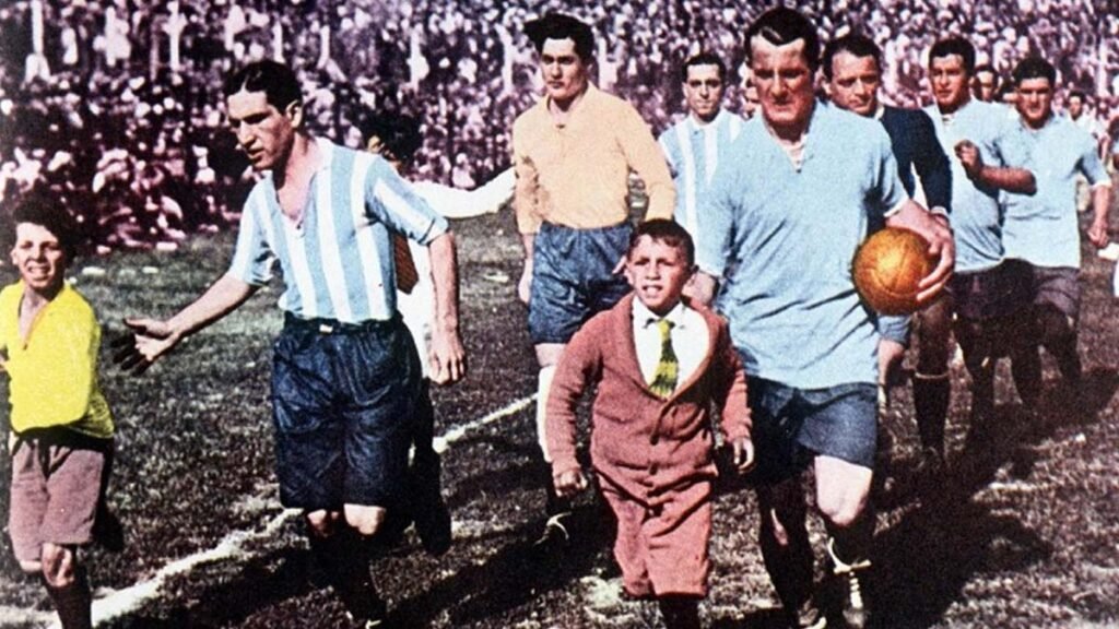 صورة مُلونة لأبرز مباراة كلاسيكو نهر لا بلاتا في نهائي كأس العالم 1930