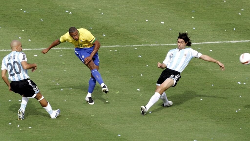 لحظة تسجيل جوليو بابتيستا في سوبر كلاسيكو نهائي كوبا أمريكا 2007