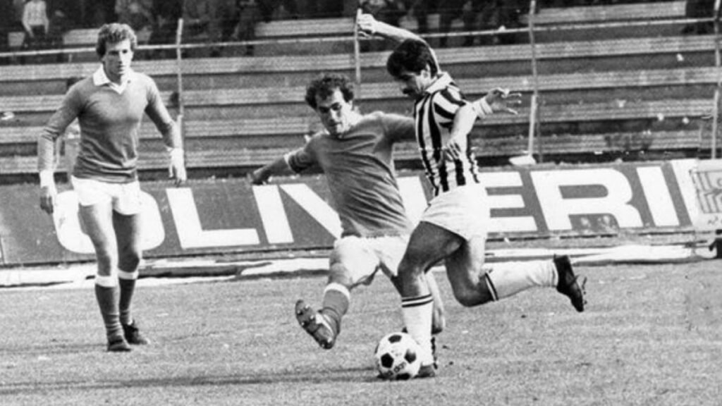 لقطة جيوفاني روكوتيلي لحظة محاولته تمرير الكرة بـ "الرابونا"