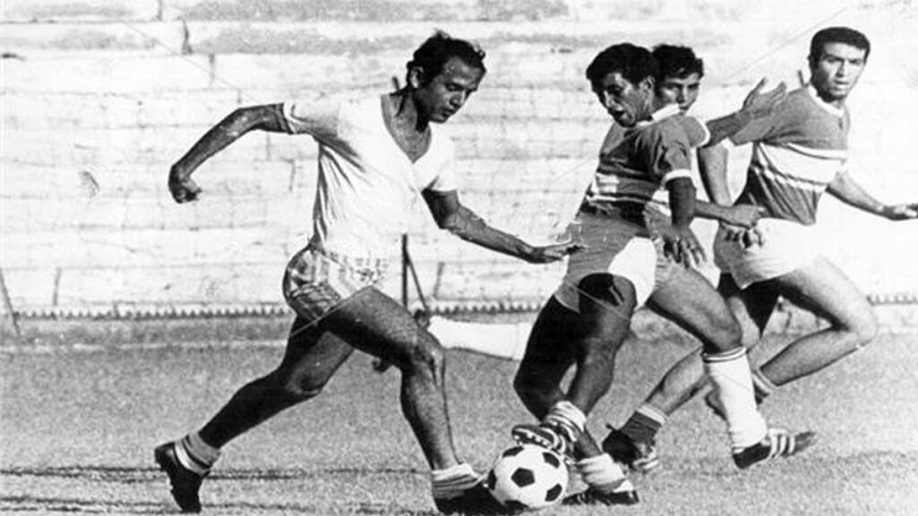 حسن الشاذلي يحاول الهروب من 3 مدافعين