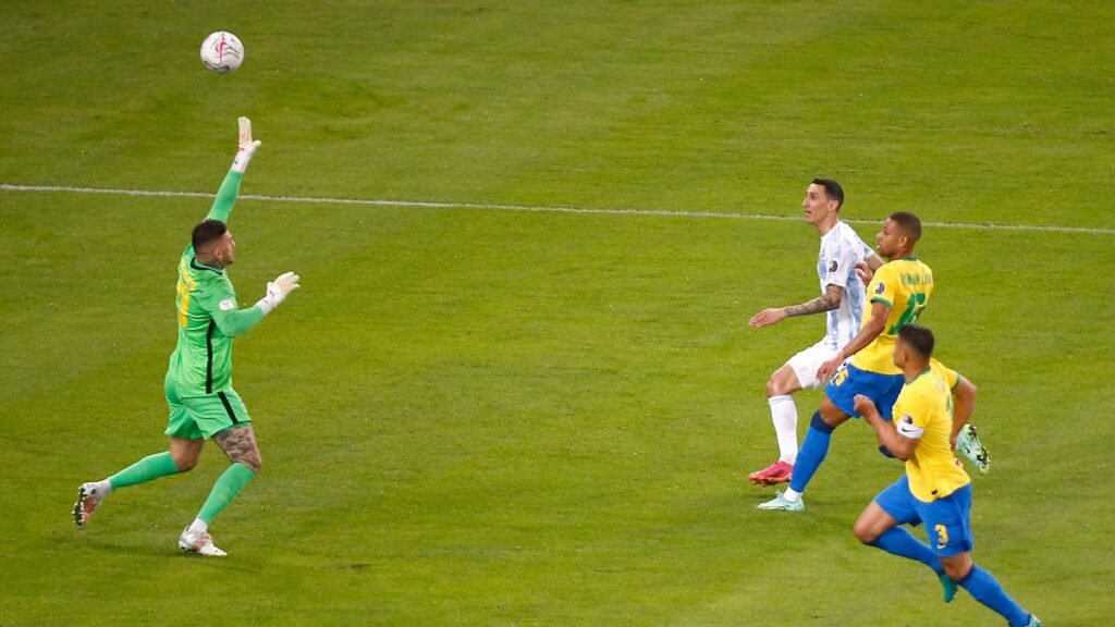 لحظة تسجيل أنخيل دي ماريا هدف حسم الأرجنتين سوبر كلاسيكو نهائي كوبا أمريكا 2021