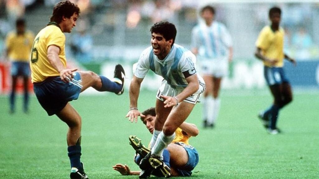 لحظة تعرض مارادونا للعرقلة تُظهر شراسة سوبر كلاسيكو مونديال 1990