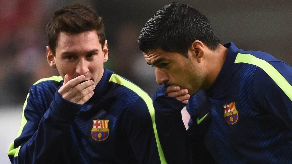 حديث غامض بين ميسي وسواريز في التدريبات بسبب تغطية الفم - لماذا يغطي لاعبو كرة القدم أفواههم أثناء الحديث؟