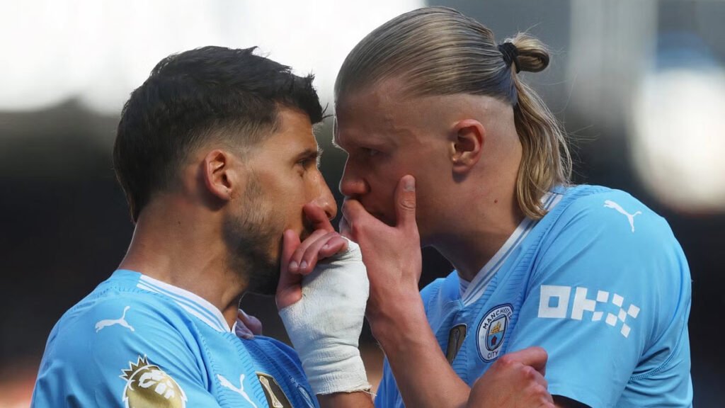 لماذا يغطي لاعبو كرة القدم أفواههم أثناء الحديث؟