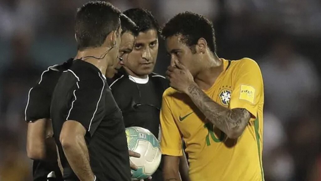 لماذا يغطي لاعبو كرة القدم أفواههم أثناء الحديث؟