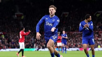 إيفرتون يصمد بعشرة لاعبين ويقهر مانشستر يونايتد في أولد ترافورد