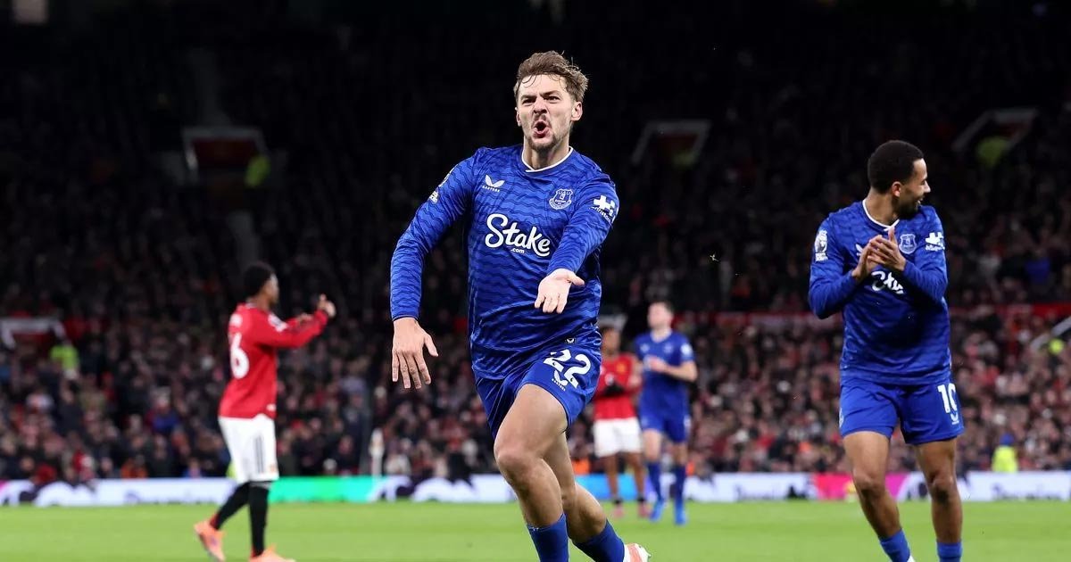 إيفرتون يصمد بعشرة لاعبين ويقهر مانشستر يونايتد في أولد ترافورد