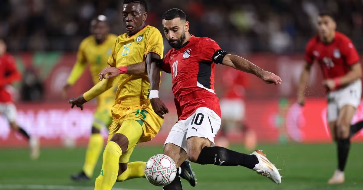 محمد صلاح يقود مصر لفوز قاتل على زيمبابوي في افتتاح أمم إفريقيا