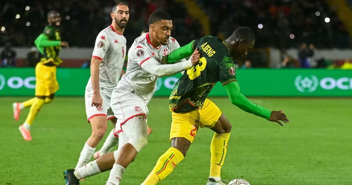 دجيجي بطل الأمسية.. مالي تتحدى النقص العددي وتُقصي تونس